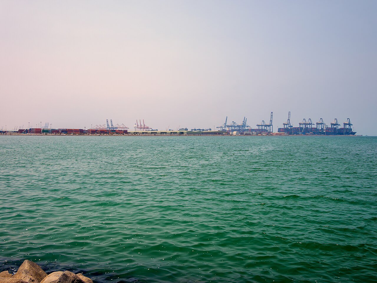 السعودية والإمارات تسرعان استثمارات الموانئ والخطوط الأنابيب في البحر الأحمر