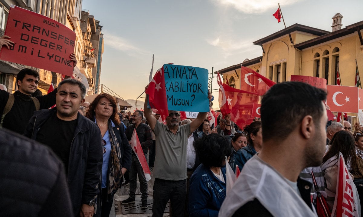 Protests in a major Turkish city after mayor defects to Erdogan's party