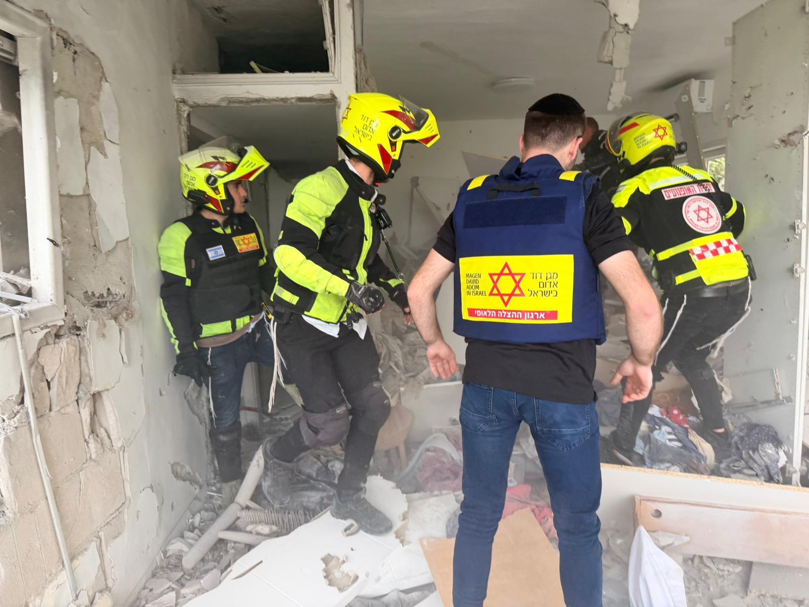 Initial Reports Indicate Casualties Among Settlers Following Heavy Rocket Strike in Arad