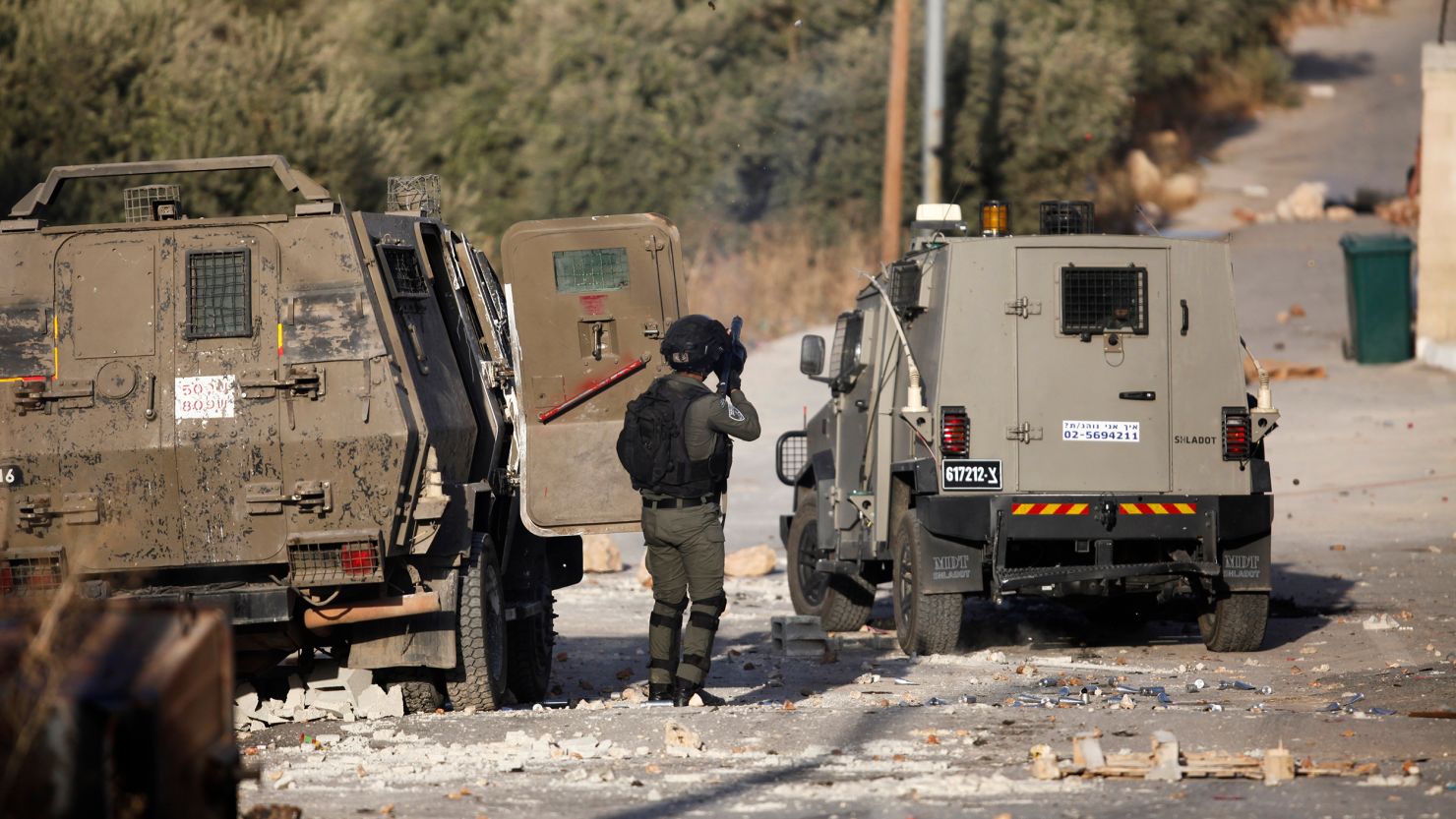 Israeli Forces Raid Town of Idhna West of Hebron, Local Sources Report