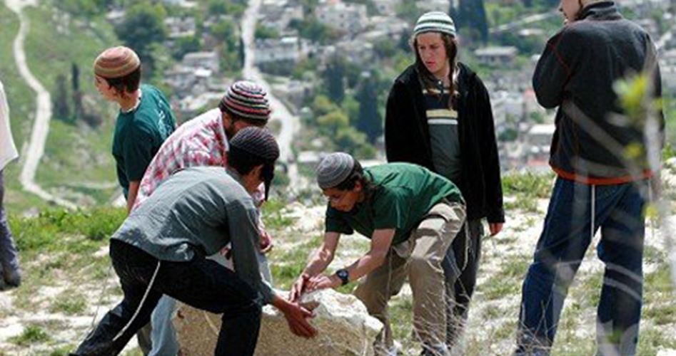 Settlers Storm Mount Al-Funduqiyya South of Jenin, Fire Flare Bombs