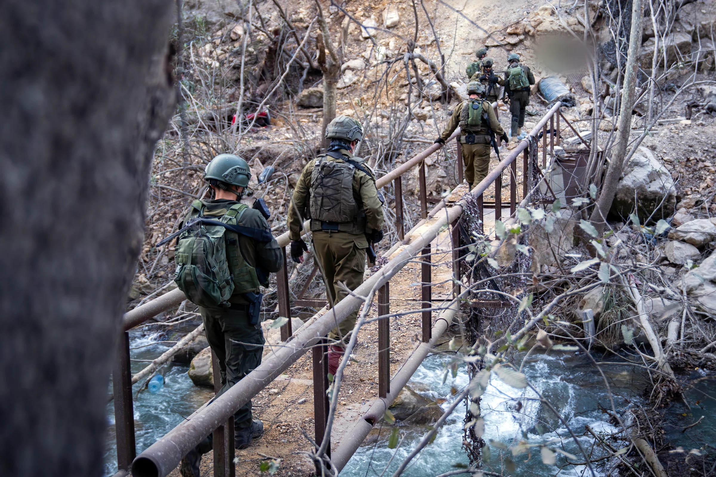 Israeli Forces Cross Litani River, Expand Attacks on Hezbollah