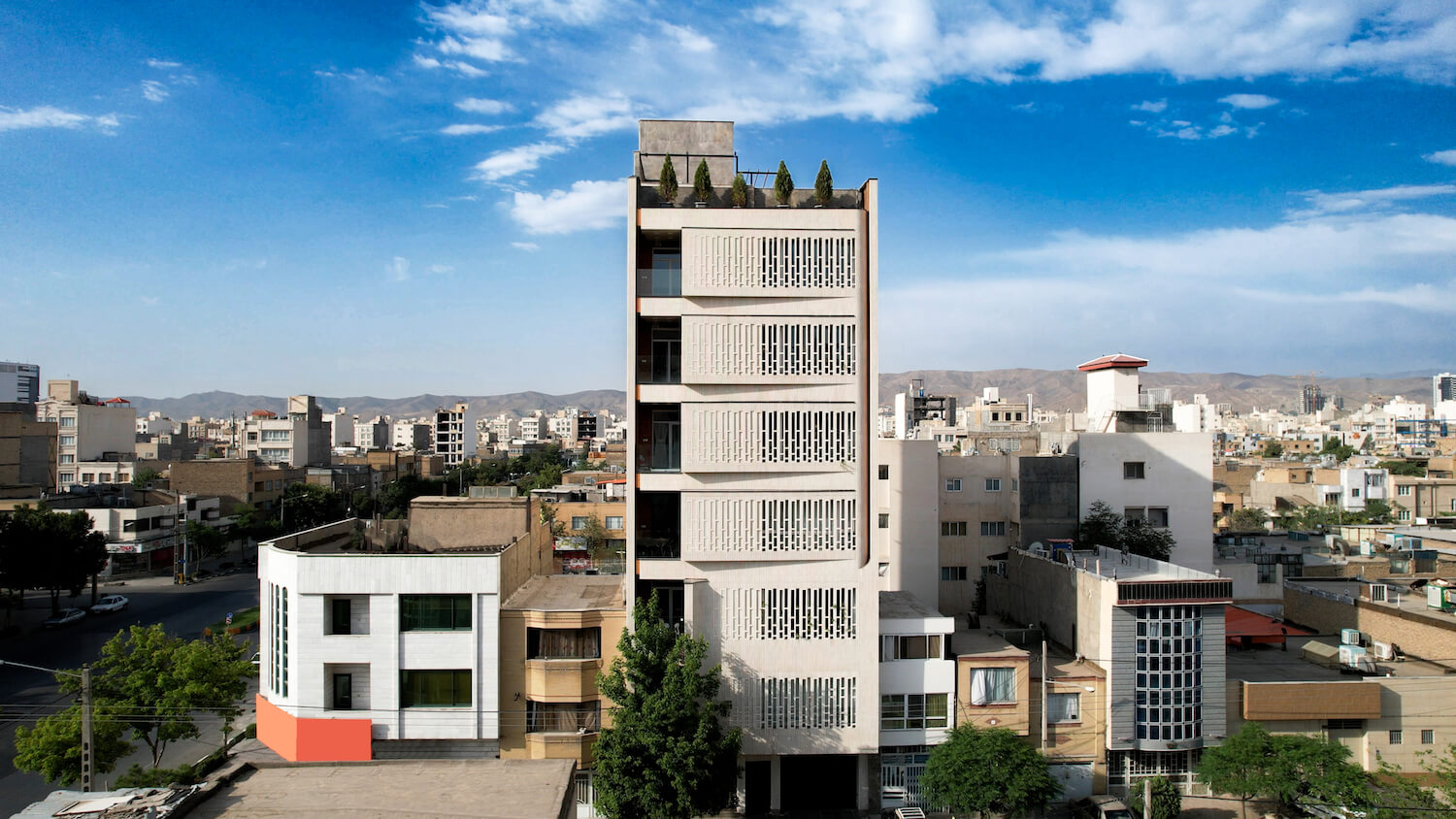 A US-Israeli attack has left 6 injured in a residential area of Balqadar in southern Iran, highlighting the ongoing