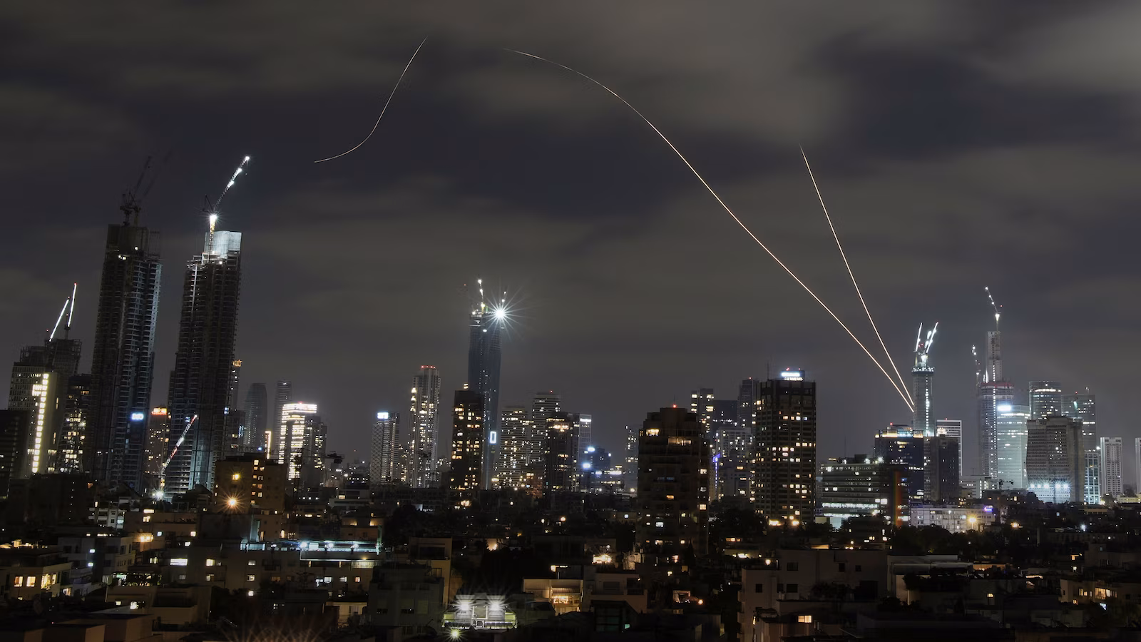 Israeli Home Front Reports Air Raid Sirens in Greater Tel Aviv Following Iranian Missile Attack