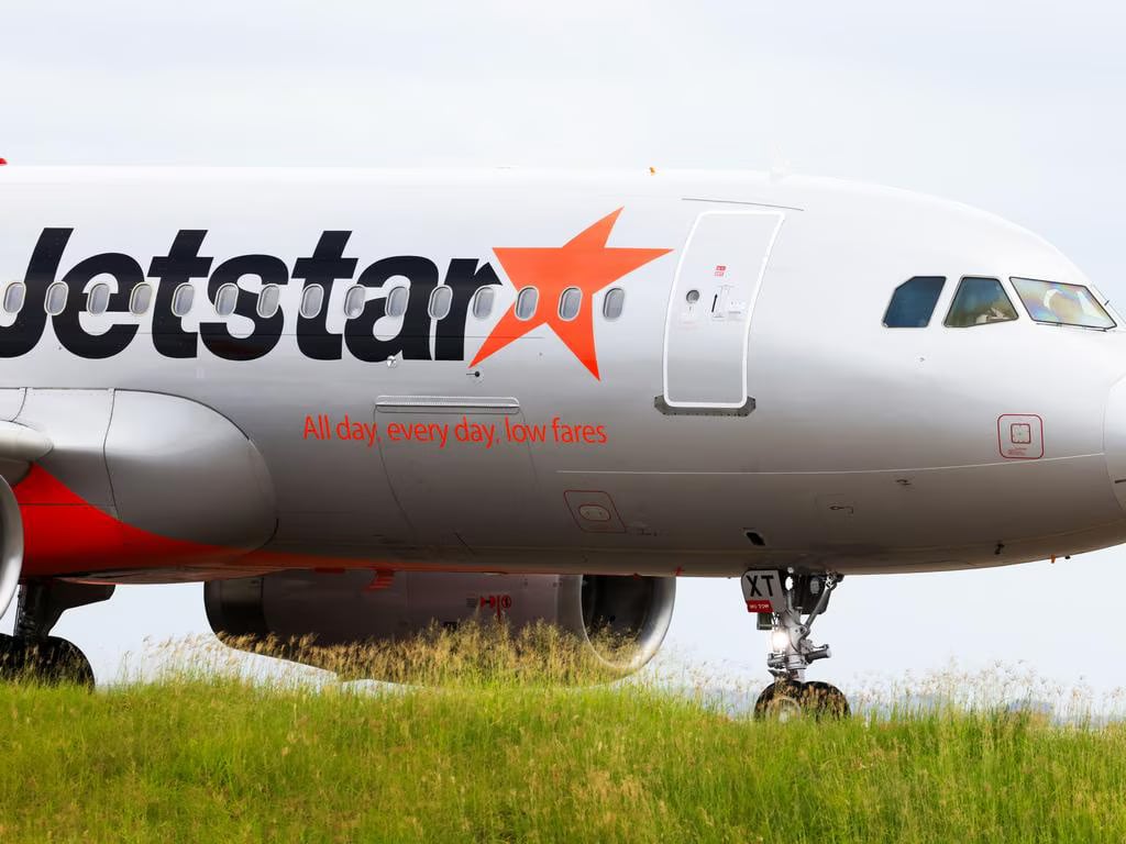 Jetstar and Qatar Airways aircraft nearly collide at Sydney Airport