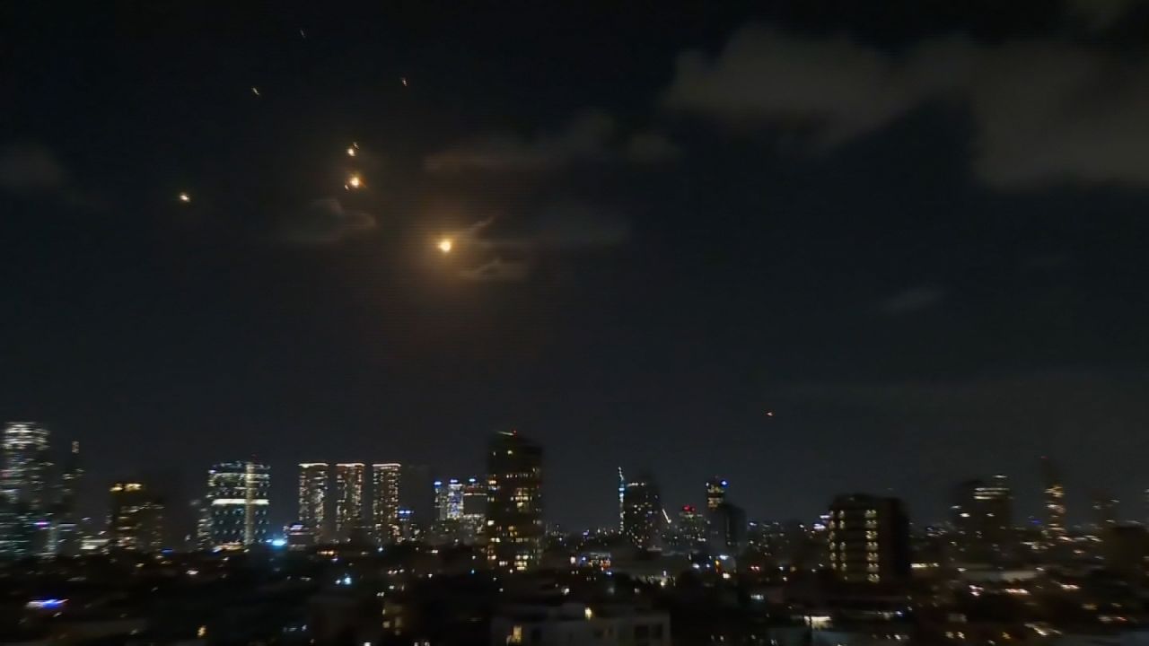 Explosions Reported in Central Israel Following Iranian Missile Attack