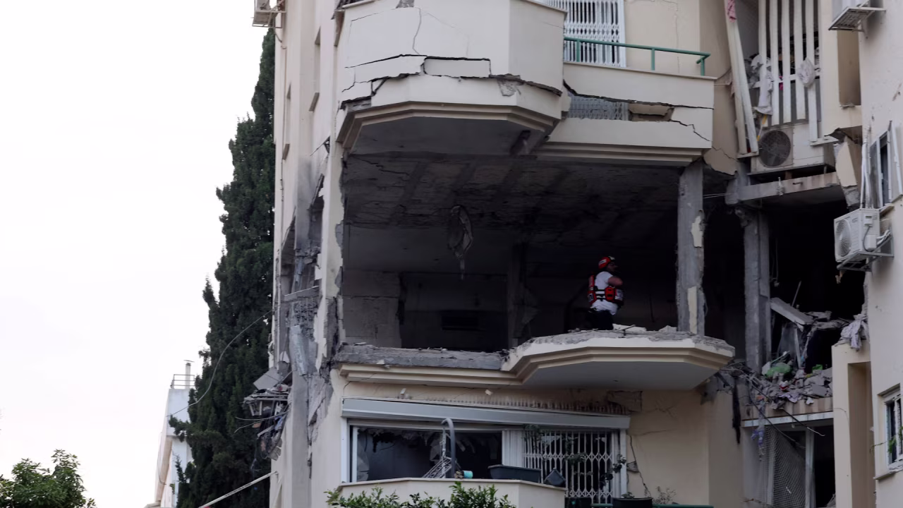 Israeli Media Reports Injuries from Cluster Rocket Debris in Central Israel