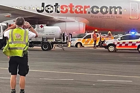 Jetstar and Qatar Airways aircraft nearly collide at Sydney Airport