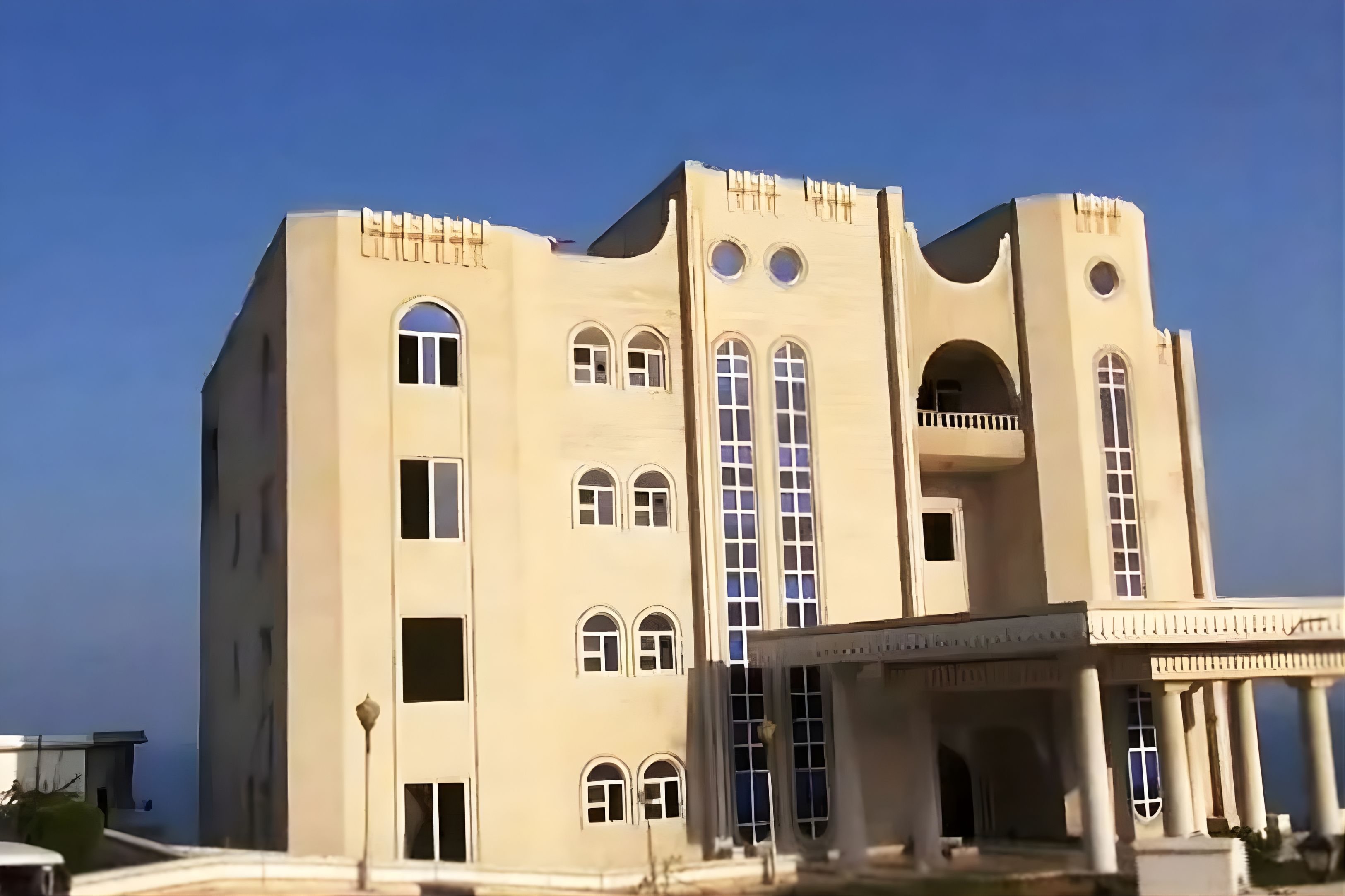 Houthis fire several missiles at Yemen's al-Maashiq presidential palace in Aden
