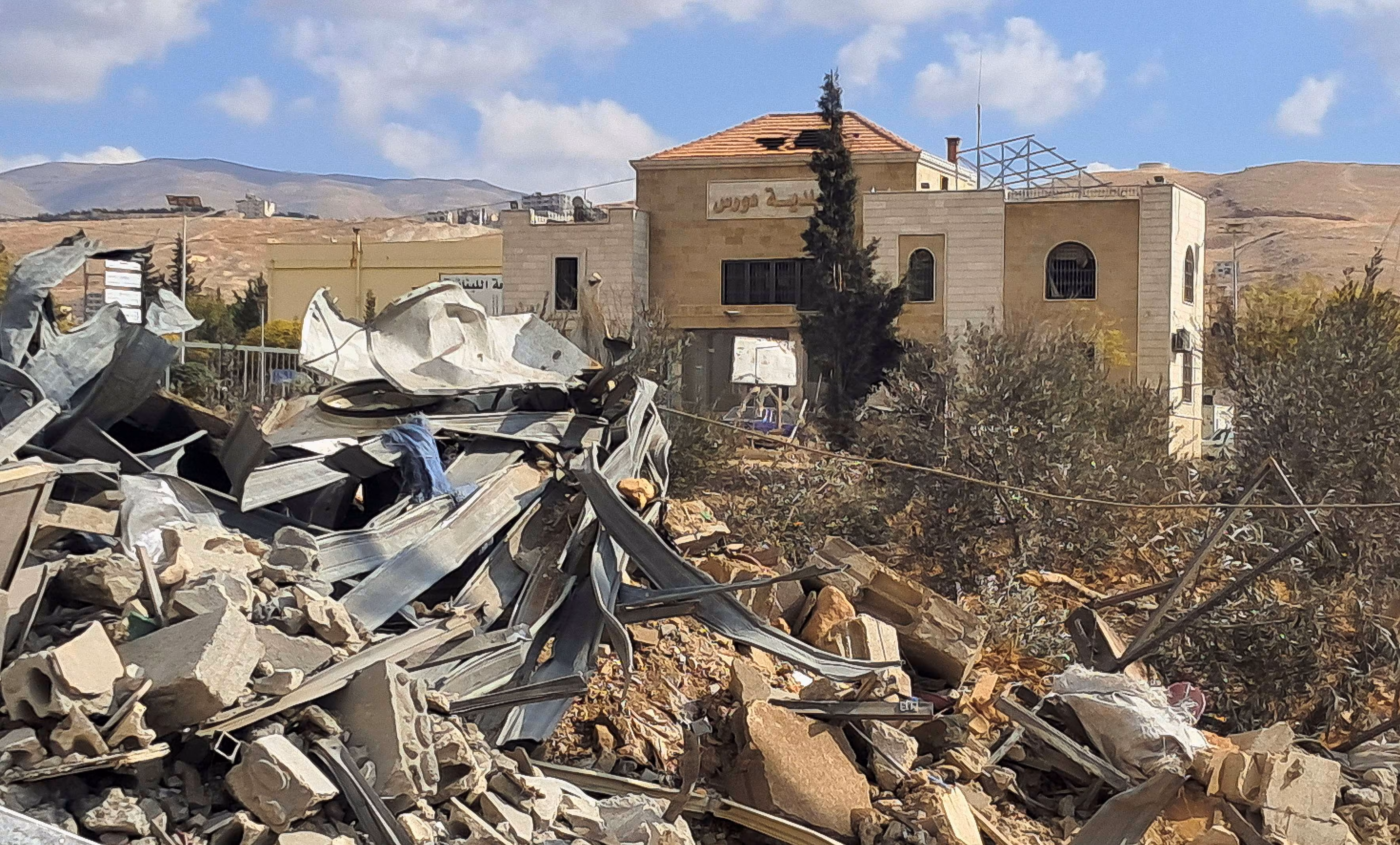 Israeli airstrike on Douris town in eastern Lebanon reported.