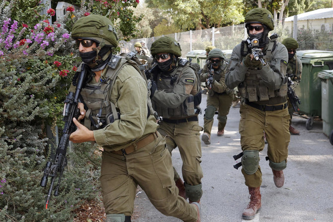 Forces Conduct Arrests in Deir Samet Town Near Hebron