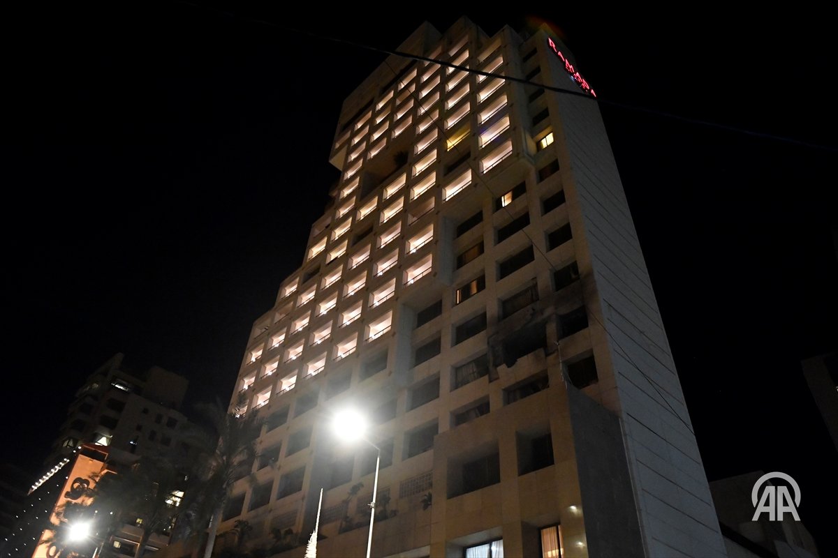 Israeli airstrikes in southern Lebanon result in multiple casualties and significant damage to a government building.
