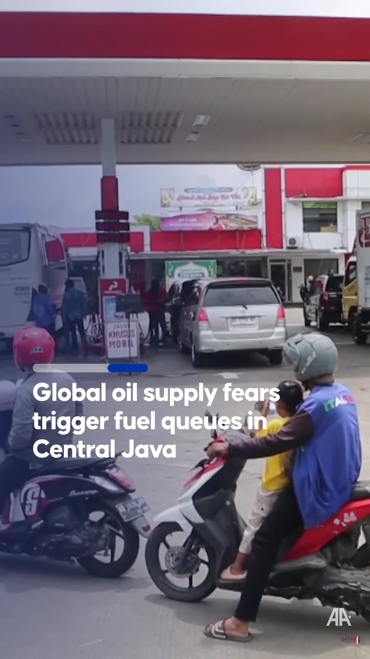 Motorists in Sukoharjo, Central Java Face Long Queues at Fuel Stations Amid Supply Concerns